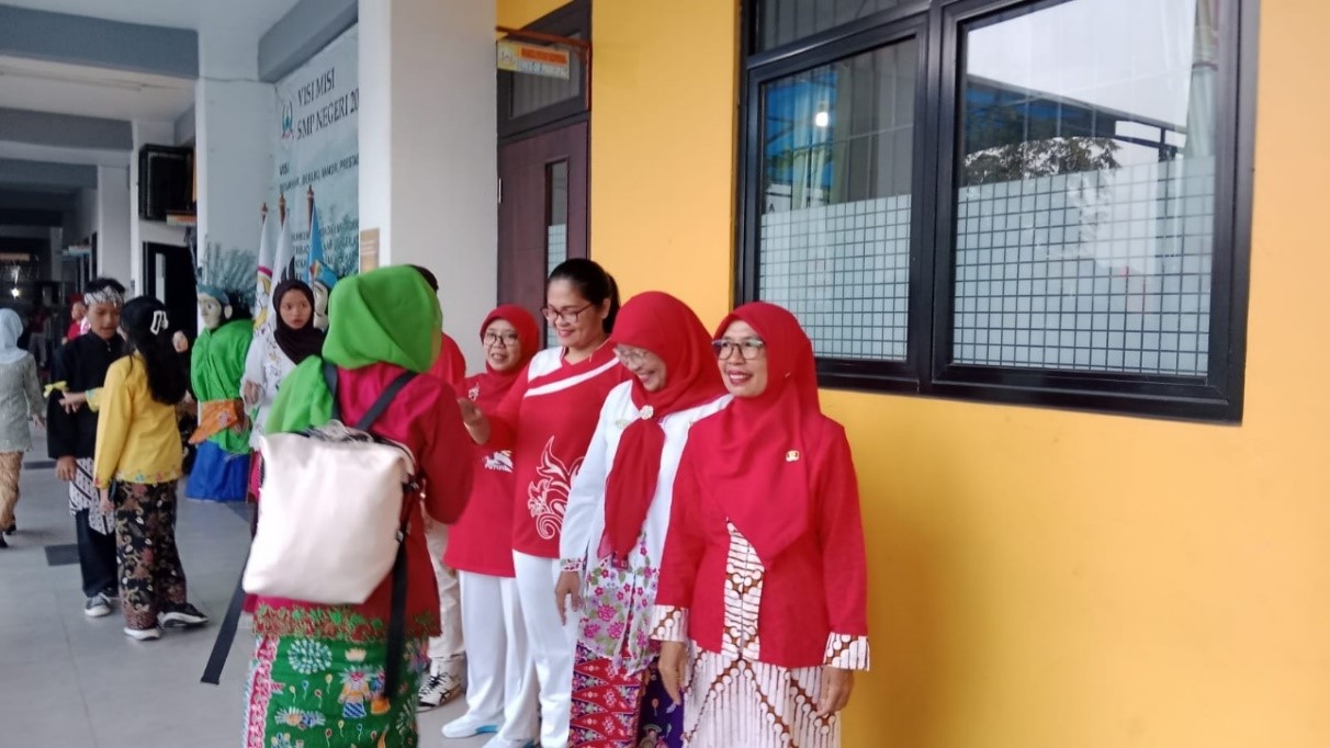 Rutinitas Pagi Hari SMPN 202 Jakarta Kegiatan SAPA, SALAM, SENYUM SOPAN dan SANTUN 5S